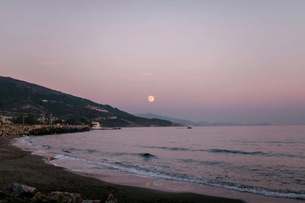 The Full Moon Bath: A Spiritual Ritual Rooted in Lunar Science and Chronobiology